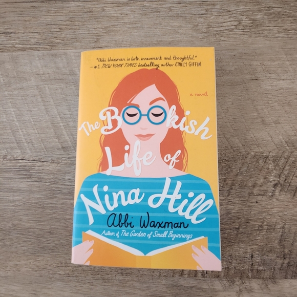 Romance Book Bundle The Bookish Life of Nina Hill & Crushing It - Picture 10 of 12